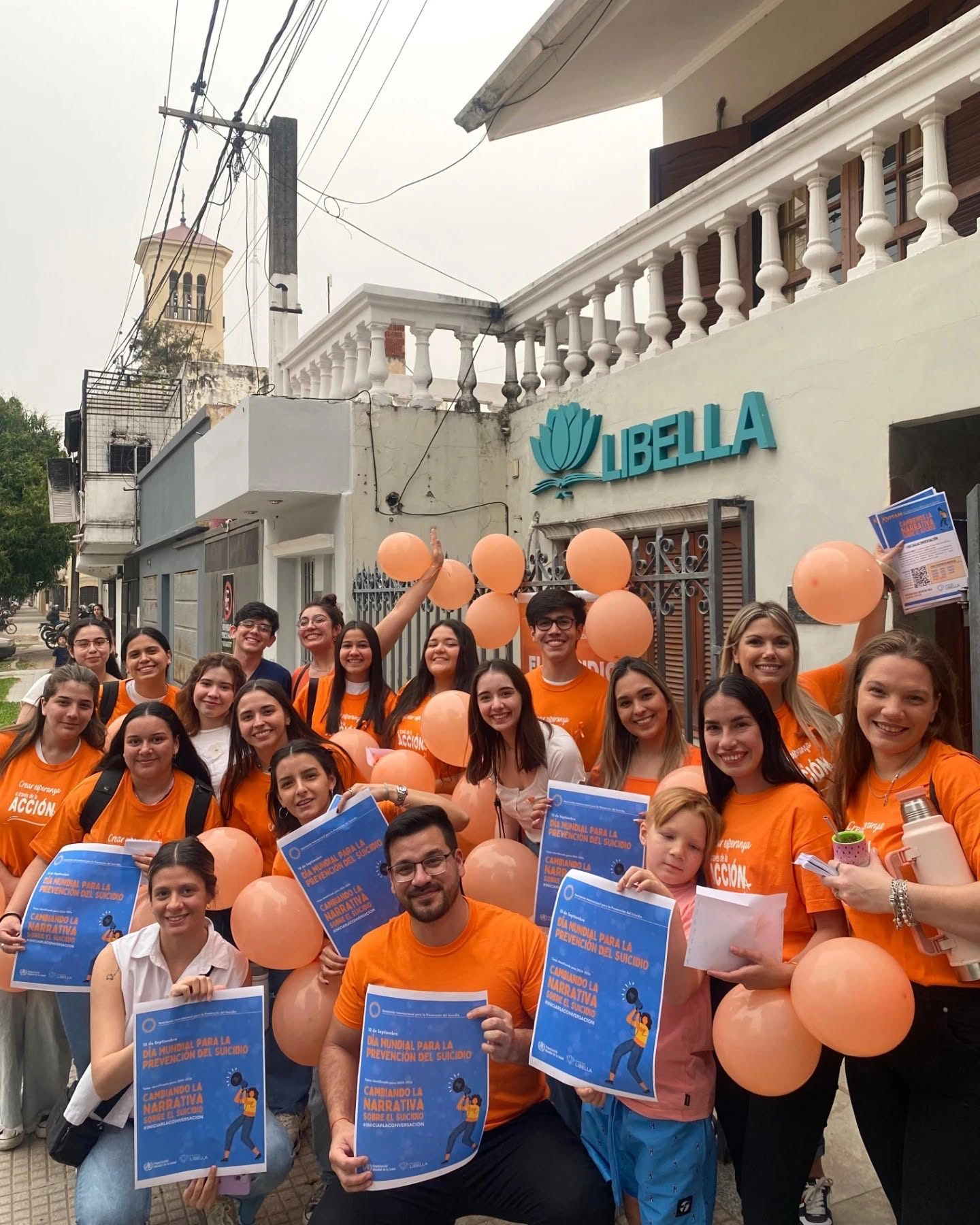 Equipo de Fundación LIBELLA en una acción territorial frente a la sede