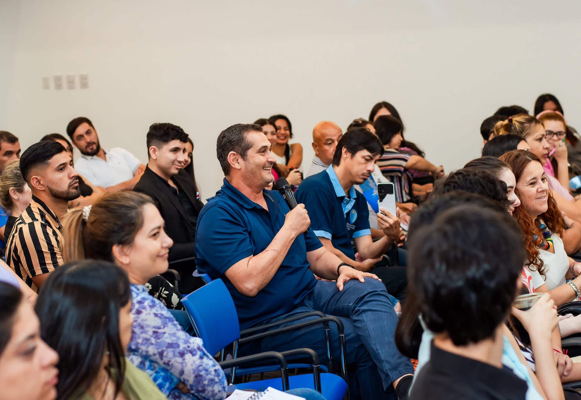 Personas participando en un encuentro comunitario de Fundación LIBELLA